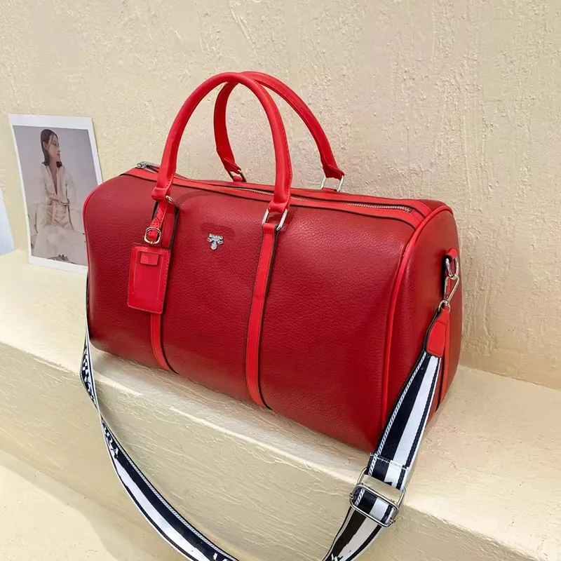 Designer Luxury Designers Trefoil Handbag classic P Duffle Bag Shoulder leather Womens Travelling Bags Mens Women Handbags Outdoor CSD2311157