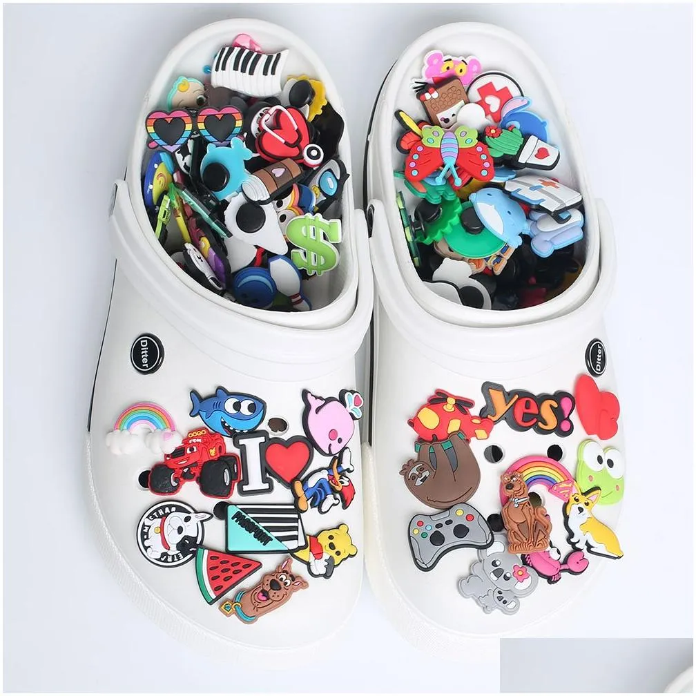 wholesale 30-50-100pcs mixed cartoon random different shoes charms fit clog shoes/wristbands children party birthday gift