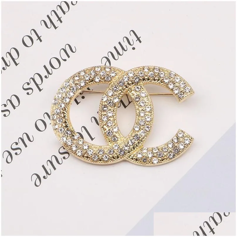 luxury women designer brand letter brooches 18k gold plated inlay vintage rhinestone jewelry brooch pearl pin men marry wedding party sweater cloth