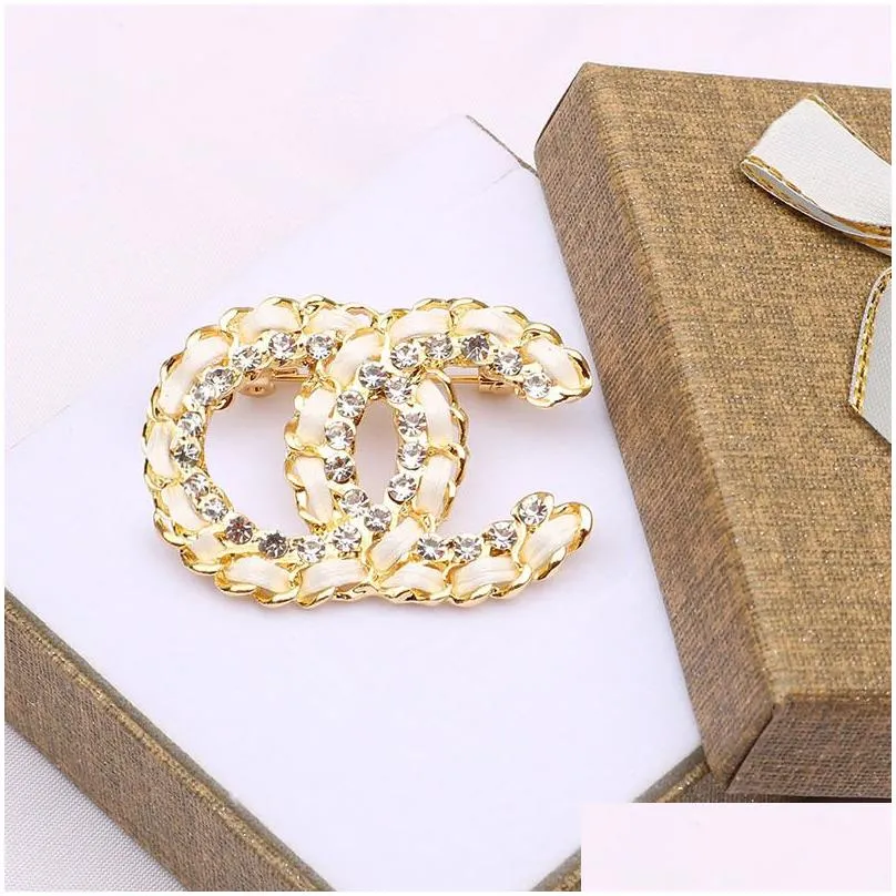 luxury women designer brand letter brooches 18k gold plated inlay vintage rhinestone jewelry brooch pearl pin men marry wedding party sweater cloth