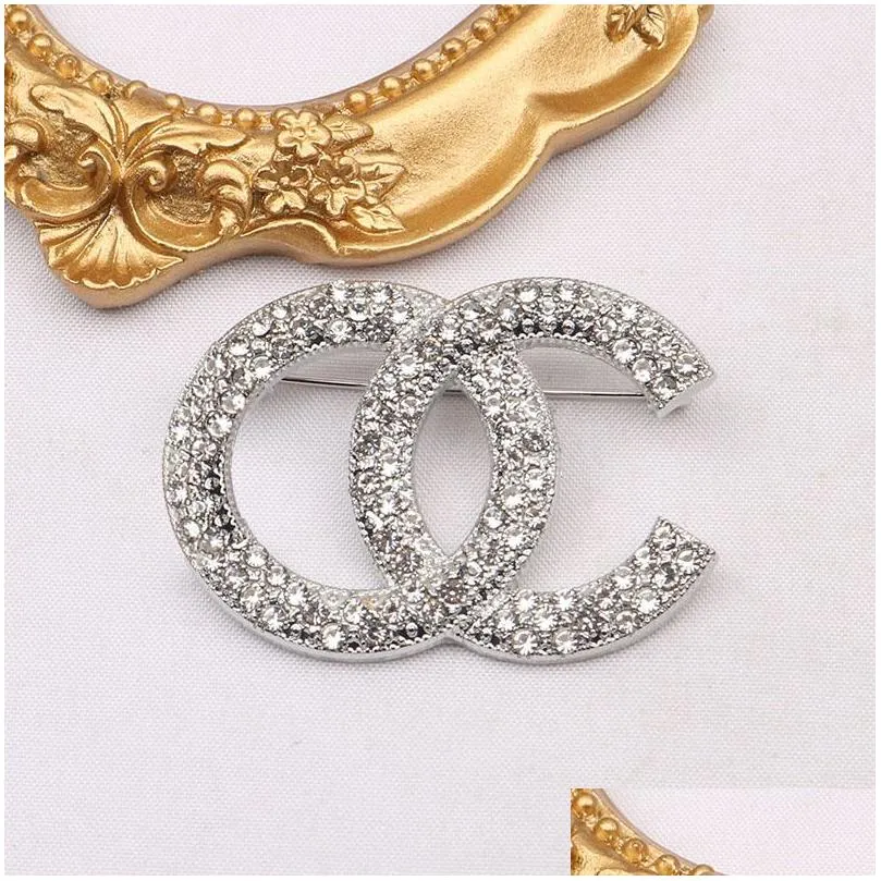 luxury women designer brand letter brooches 18k gold plated inlay vintage rhinestone jewelry brooch pearl pin men marry wedding party sweater cloth
