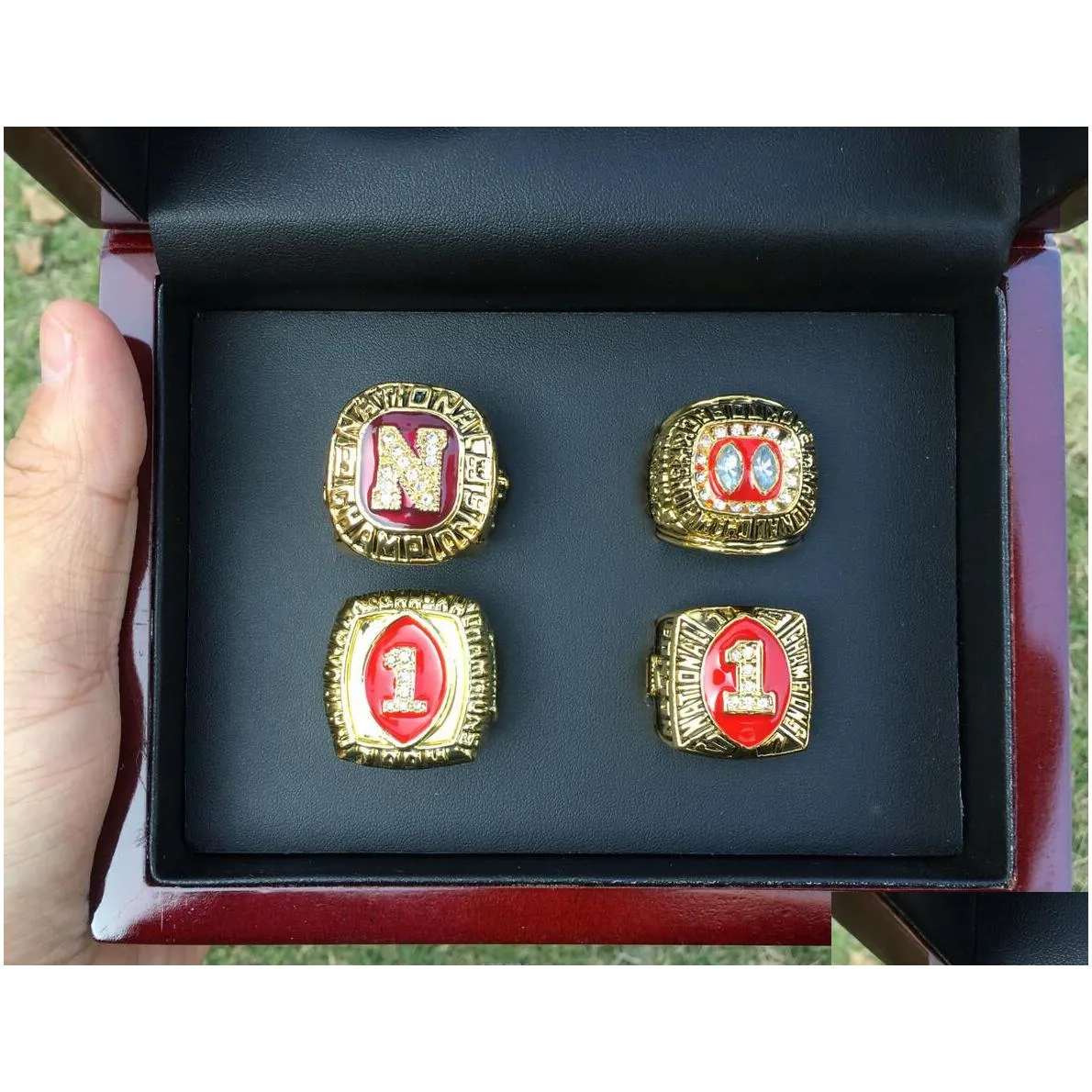 Cluster Rings 4Pcs 1983 1994 1995 1997 Nebraska Cornhuskers National Championship Ring With Wooden Display Box Men Fan Gift Wholesale Dhibc