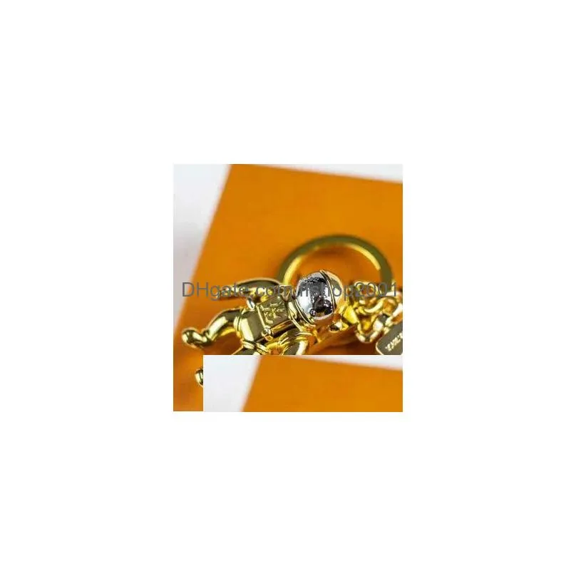 high quality alloy key chain latest design astronaut fashion brand car key chain fashion lady bag pendant 2020 l vip key chain matching