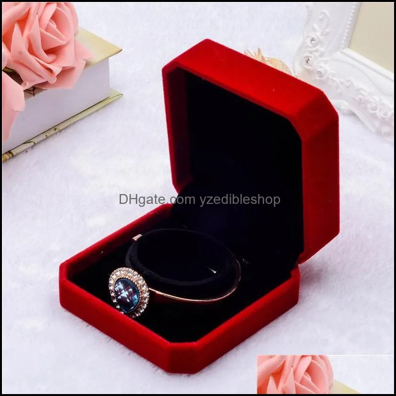 red square velvet jewelry boxes packaging for pendant necklace rings bracelet bangle wedding engagement gift display case