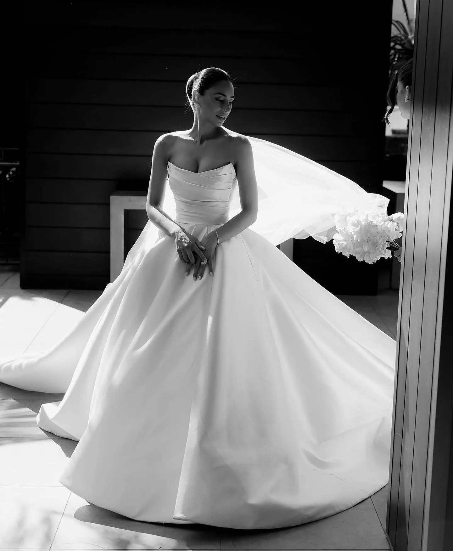 Designer Pleated Wedding Dresses Strapless Neckline Bridal Gowns Princess A Line Chapel Train Satin Vestido De Novia