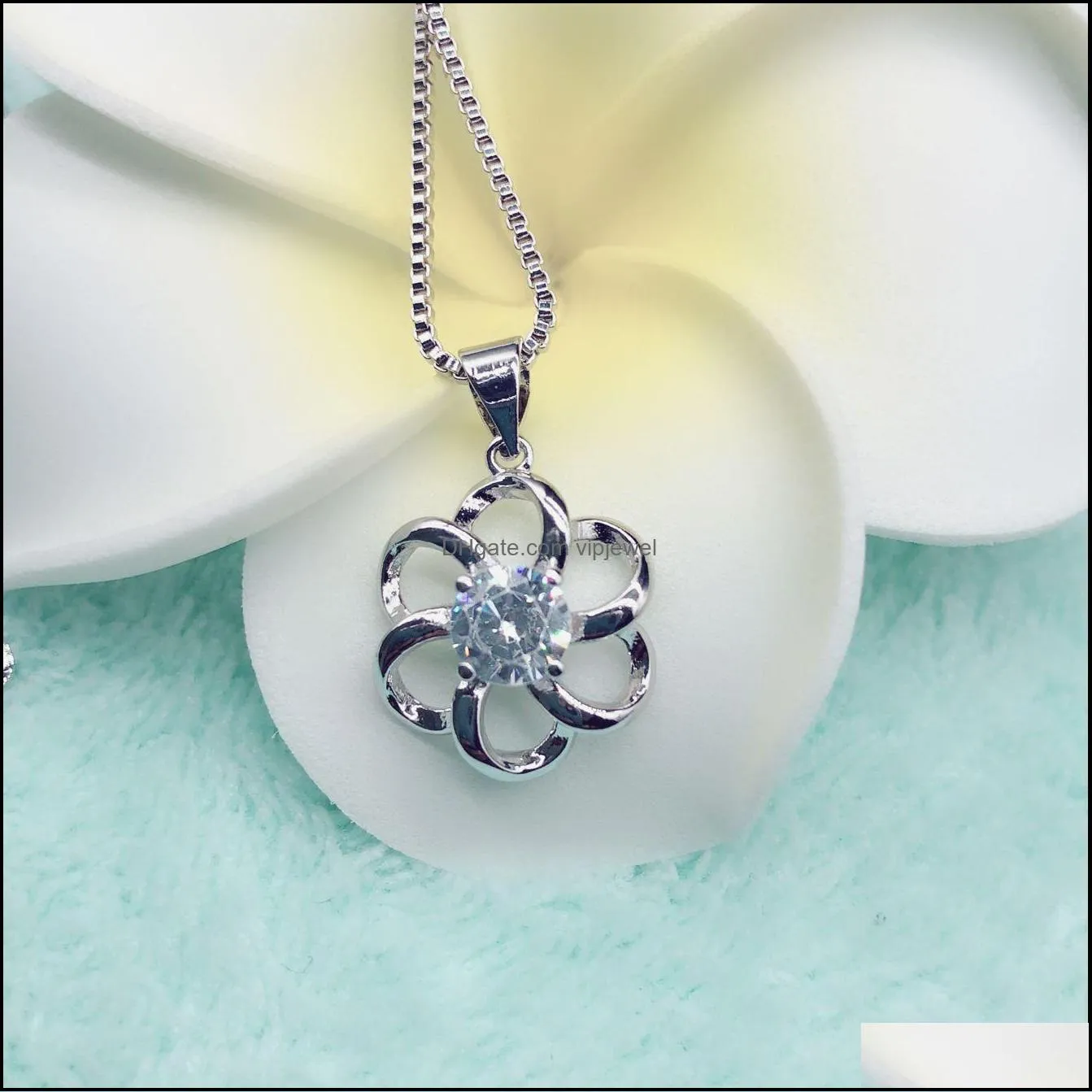 flower pendant necklace for women wholesale sweater christmas gifts long chains necklaces plated silver necklaces