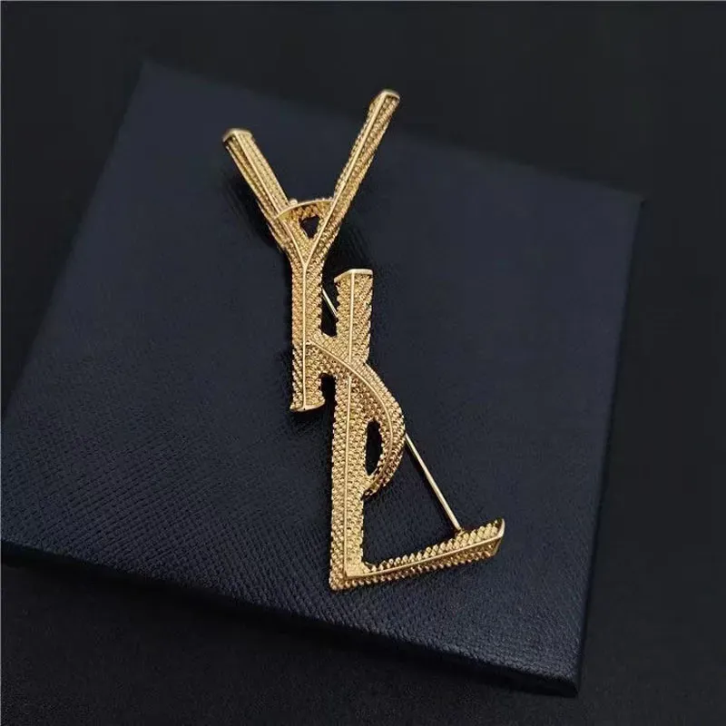 Women New Fashion Brooches Designer Jewelry Letters Retro Brooch Womens For Party Accessories Designers Pins Gold Pin 23 D2211071F