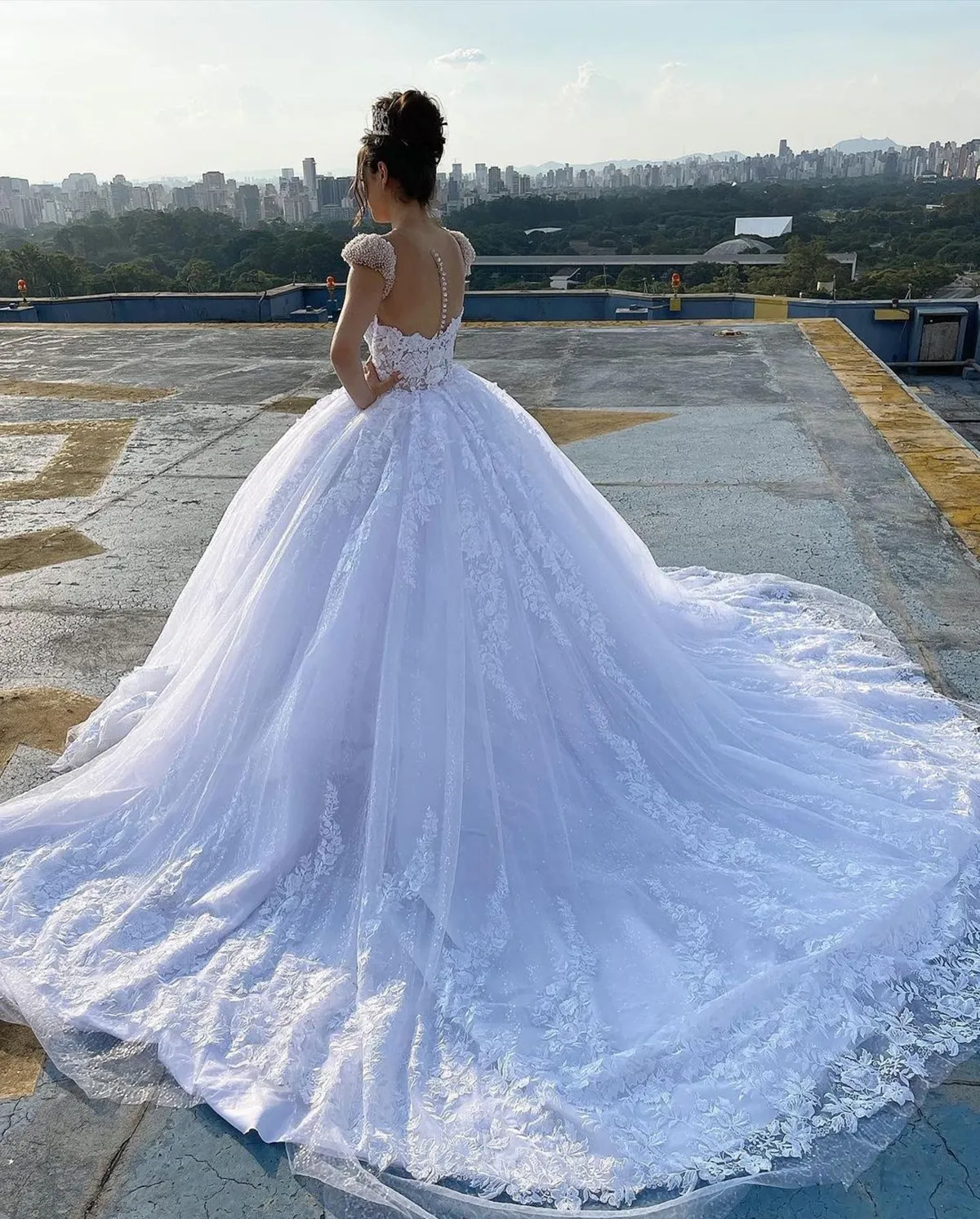 Glamorous Ball Gown Wedding Dresses Sweetheart Short Sleeves Leaves Applicants Tulle Backless Court Gown Tulle Custom Made Bridal Gown Vestidos De Novia