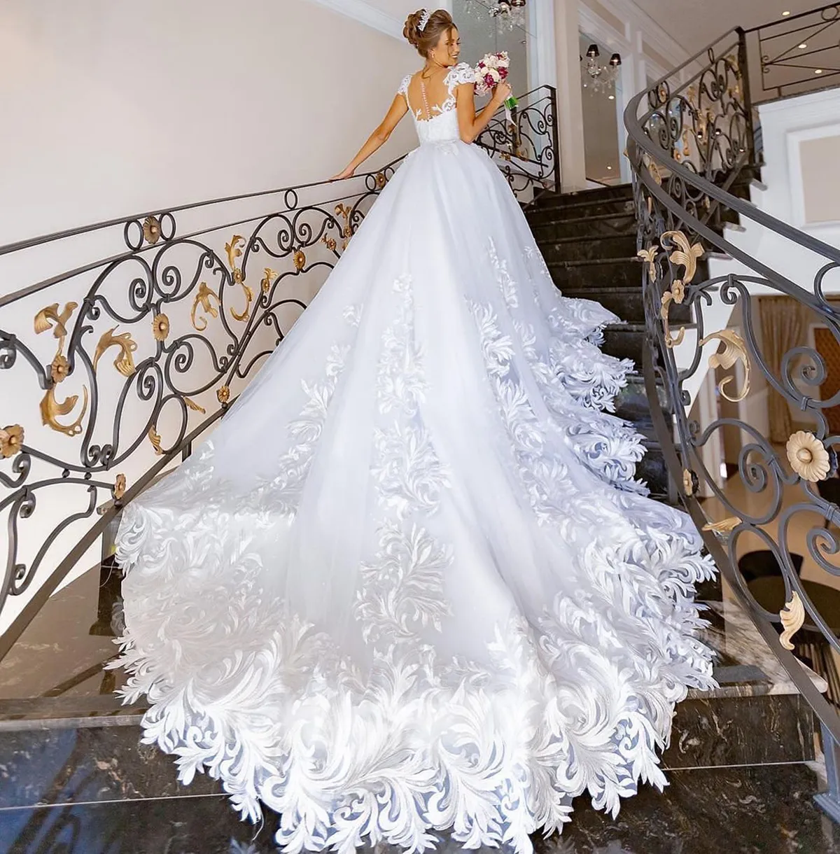 Elegant Ball Gown Wedding Dresses Sweetheart Short Sleeves Special Applicants Tulle Backless Chapel Gown Tulle Custom Made Bridal Gown Vestidos De Novia