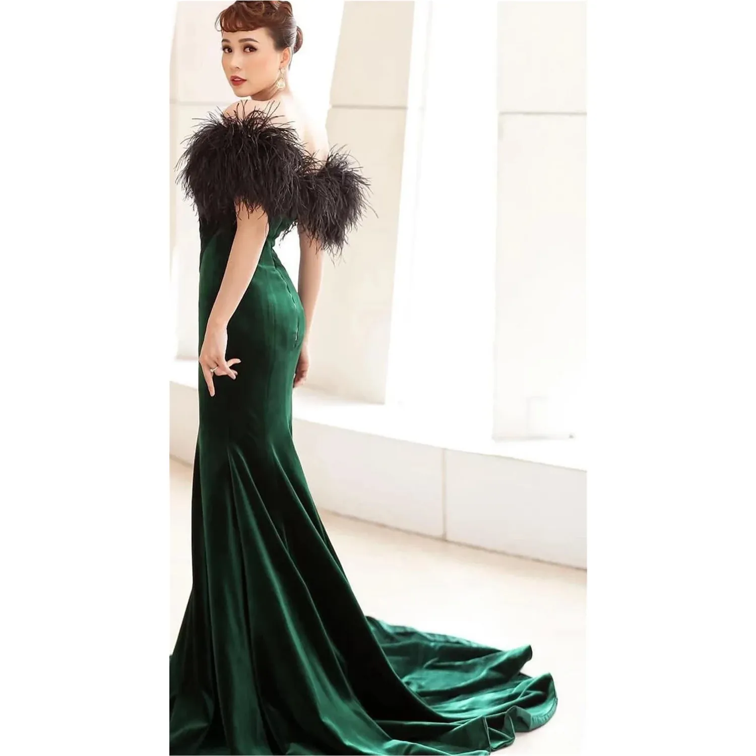 Elegant Mermaid Grape Velvet Evening Dresses With Black Feathers Sexy Side High Split Long Prom Dresses For Women 2023 Robes De Soriee Special Occasion Gowns