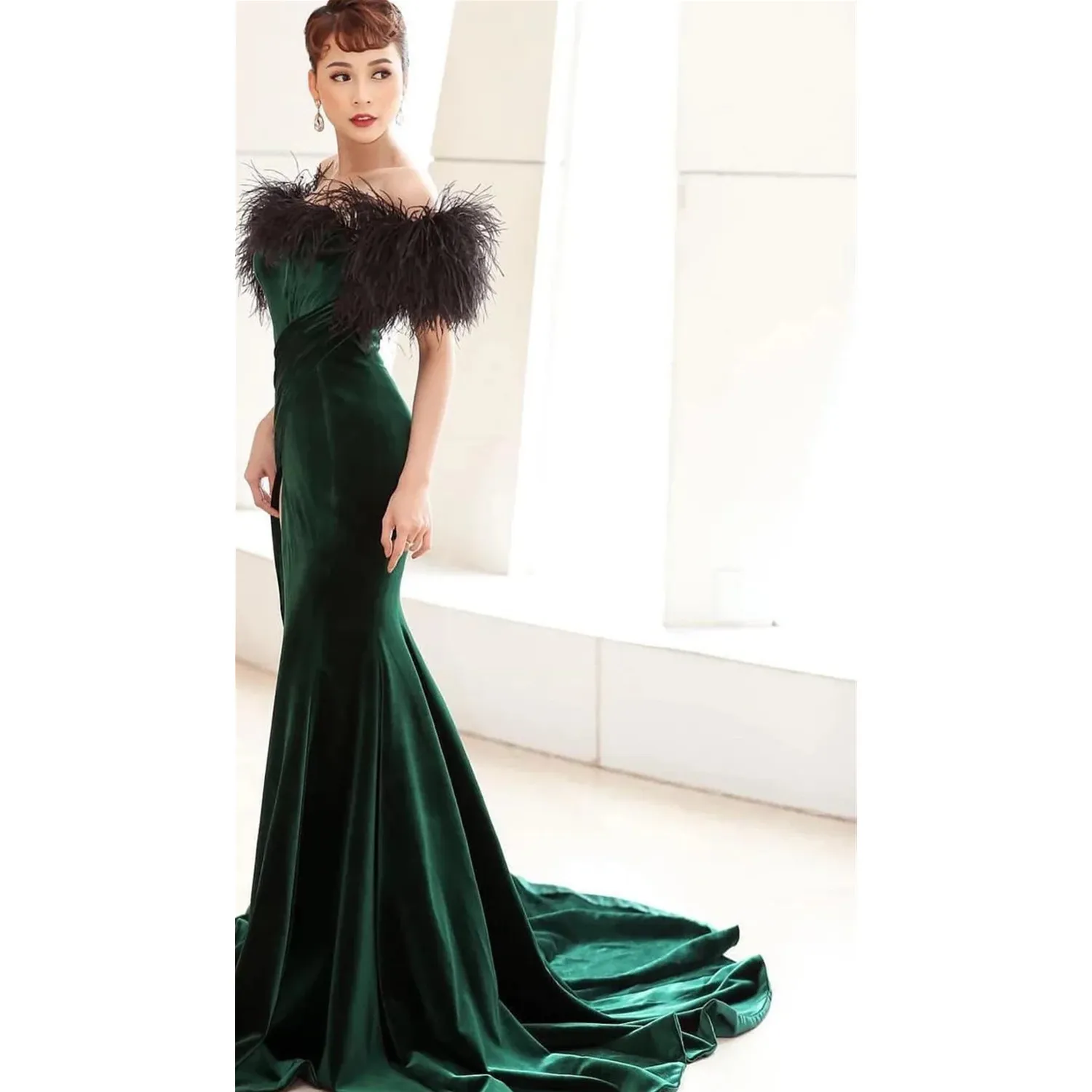 Elegant Mermaid Grape Velvet Evening Dresses With Black Feathers Sexy Side High Split Long Prom Dresses For Women 2023 Robes De Soriee Special Occasion Gowns