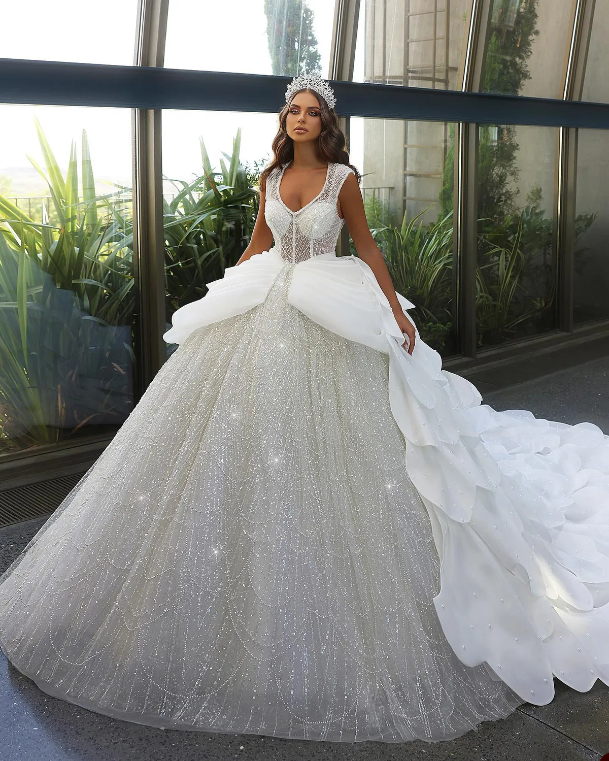 Gorgeous Ball Gown Wedding Dresses Scoop Shining Applicants Lace Layered Up Backless Pearls Court Gown Custom Made Plus Size Bridal Gown Vestidos De Novia