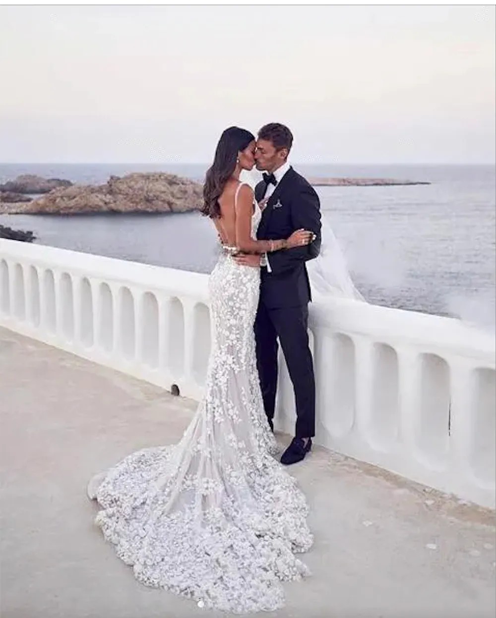 Romantic Lace Mermaid Wedding Dresses V Neck Backless Floor Long Wedding Dresses Bridal Gowns Vestidos de novia