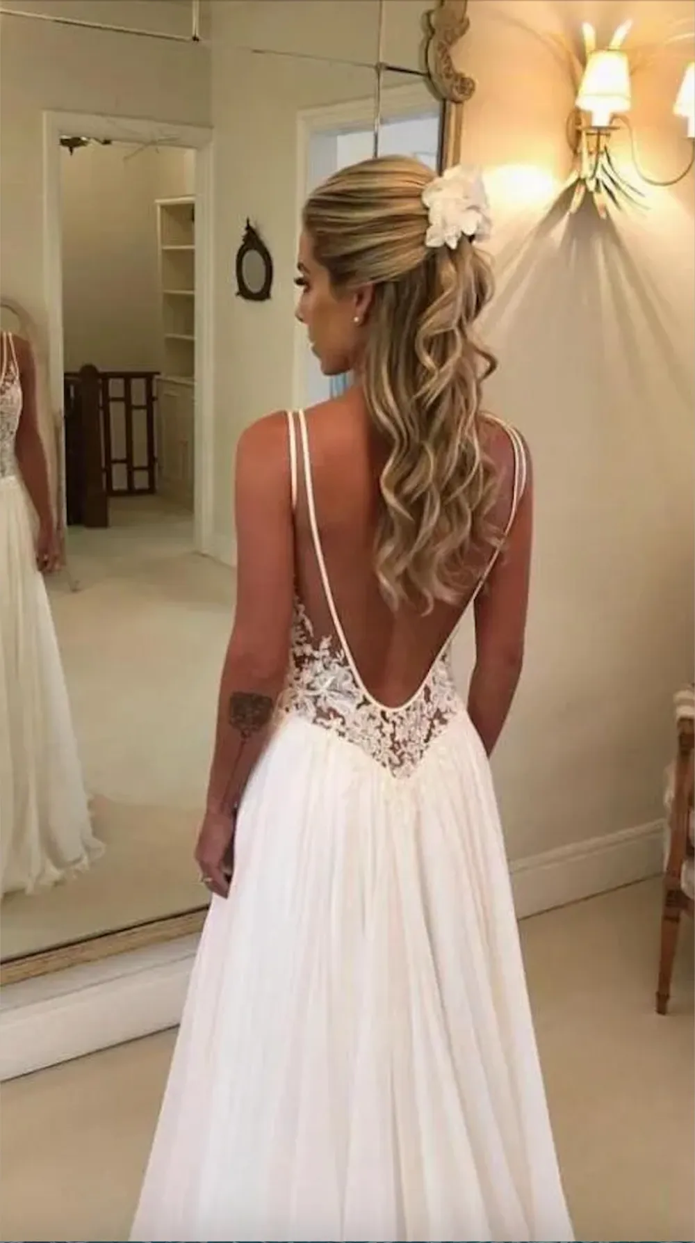 2023 Cheap Beach Wedding Dresses Lace Appliqued V Neck A Line Sexy Backless Boho Wedding Dress Sweep Train Custom Garden Bridal Gowns