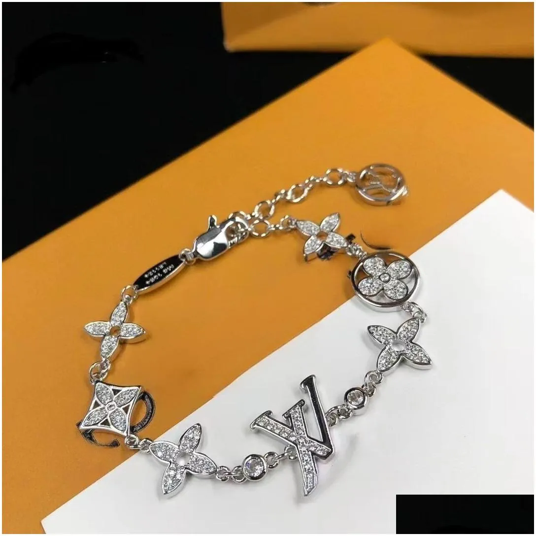 luxury designer like v elegant ladies bracelet gold silver fashion letter pendant clover bracelet wedding high quality jewelry original