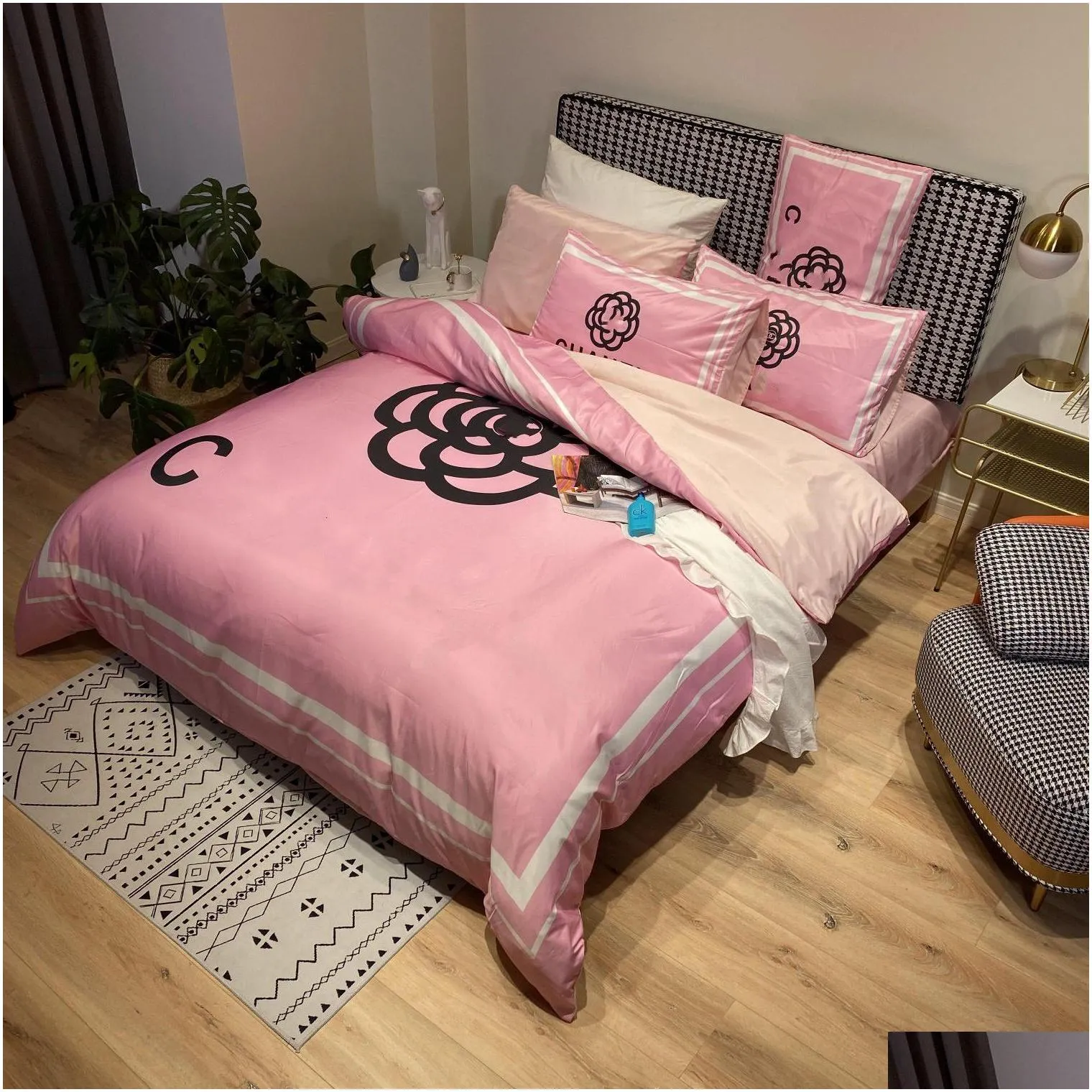 luxury pink designer bedding sets silk letter printed queen size duvet cover bed sheet fashion pillowcases comforter set