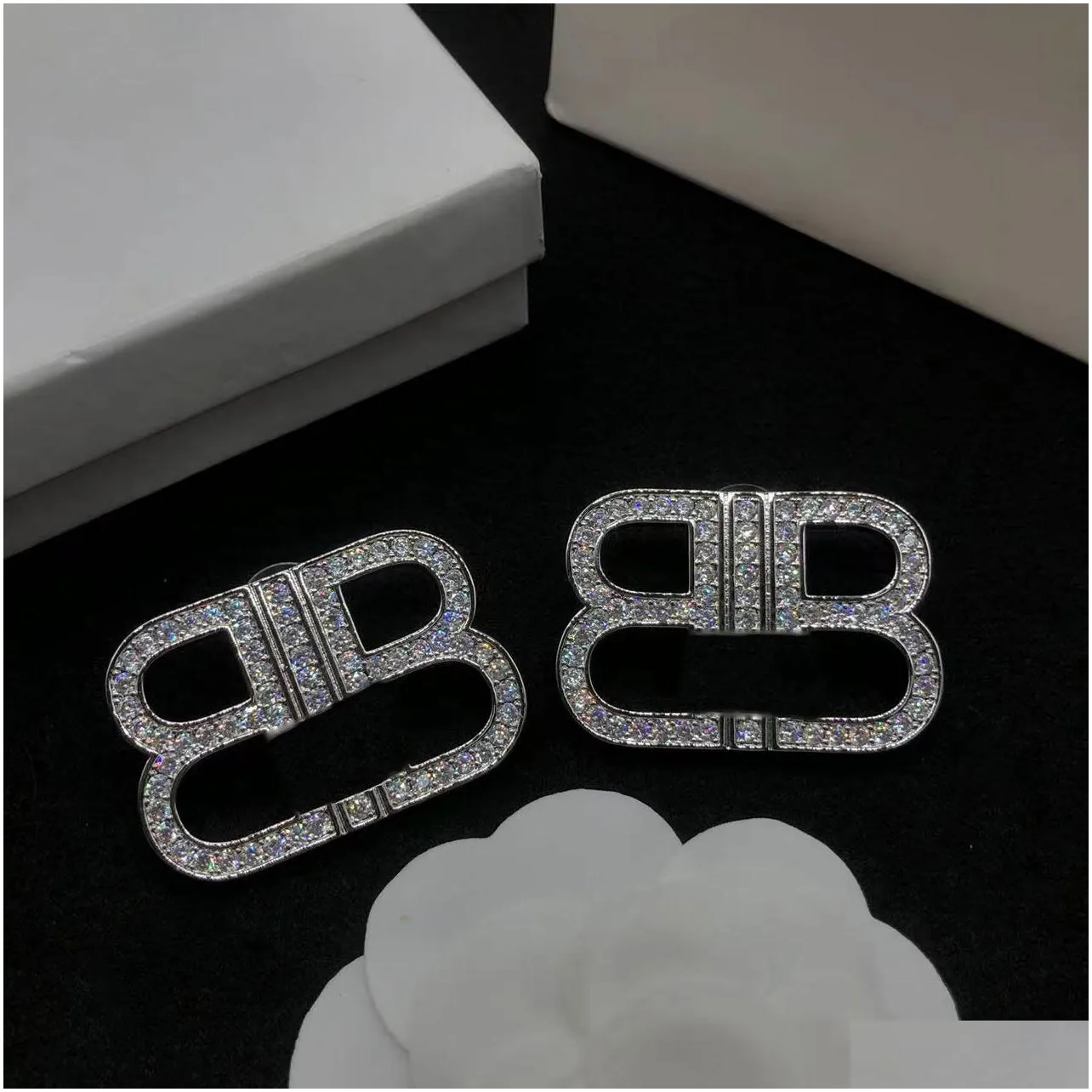 mens and womens design brooch brand designer letter exaggerated design large earrings famous double letter pin rhinestone suit pin jewelry shoe bag