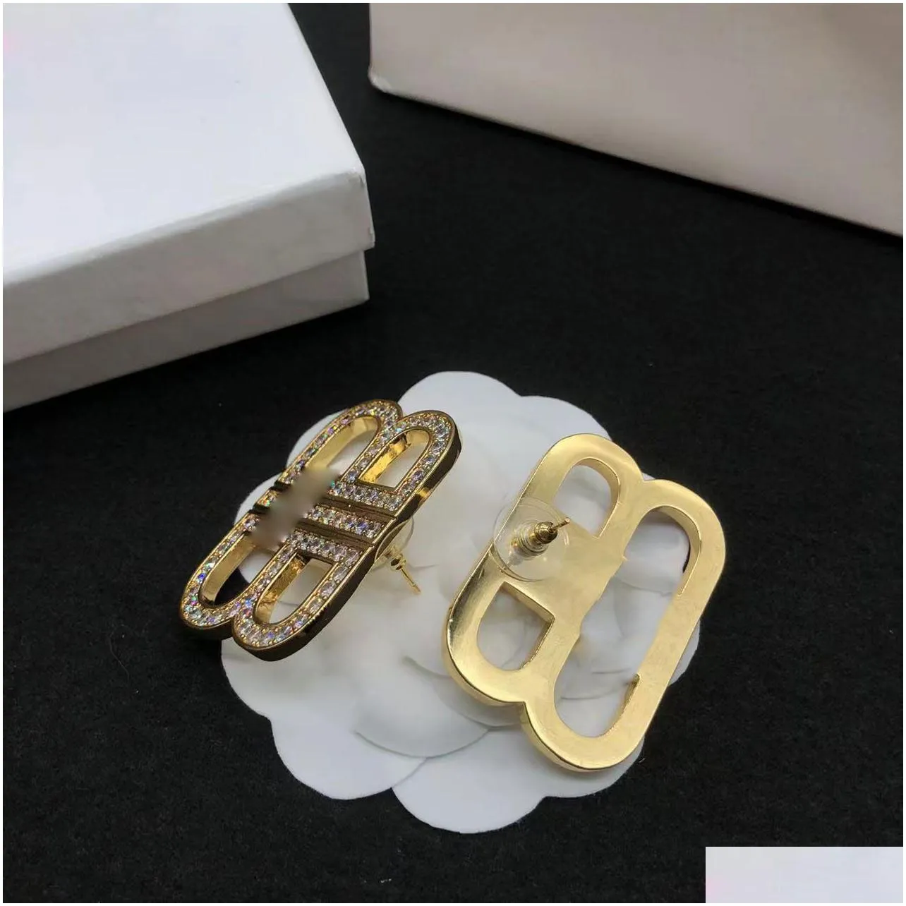 mens and womens design brooch brand designer letter exaggerated design large earrings famous double letter pin rhinestone suit pin jewelry shoe bag