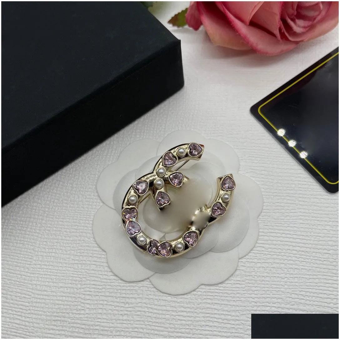 famous design ladies brooch rhinestone pearl letter brooch suit pin fashion jewelry clothing decoration high quality designer brand gift