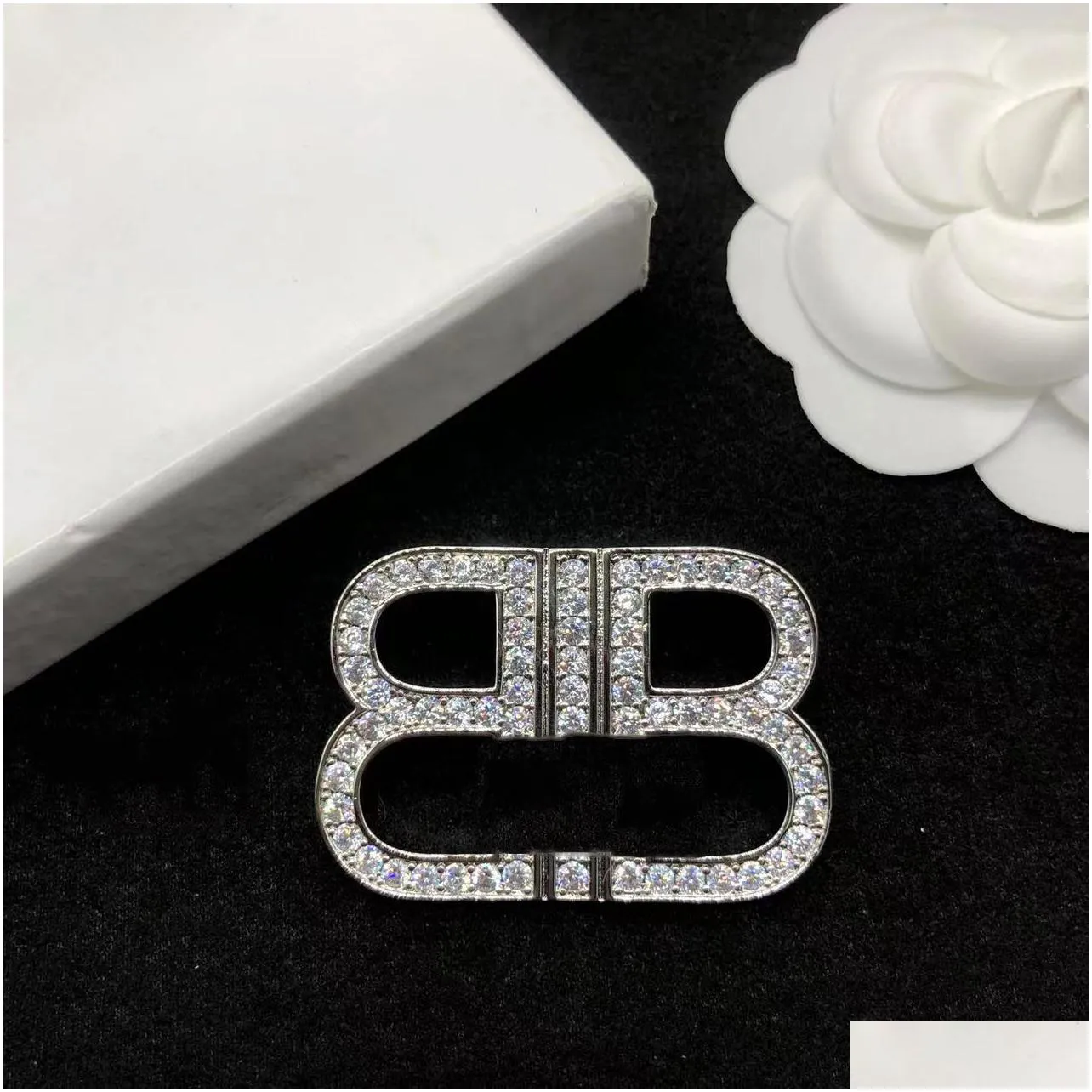 mens and womens design brooch brand designer letter exaggerated design large earrings famous double letter pin rhinestone suit pin jewelry shoe bag