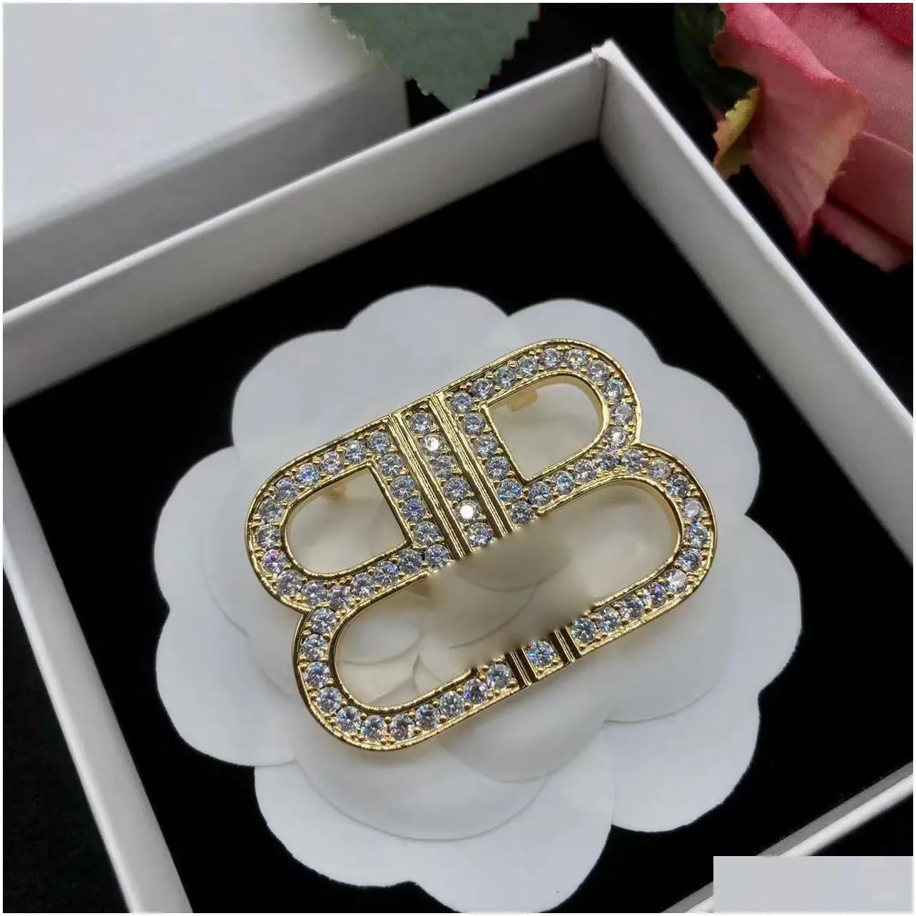 mens and womens design brooch brand designer letter exaggerated design large earrings famous double letter pin rhinestone suit pin jewelry shoe bag