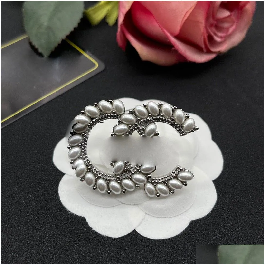 famous design ladies brooch rhinestone pearl letter brooch suit pin fashion jewelry clothing decoration high quality designer brand gift