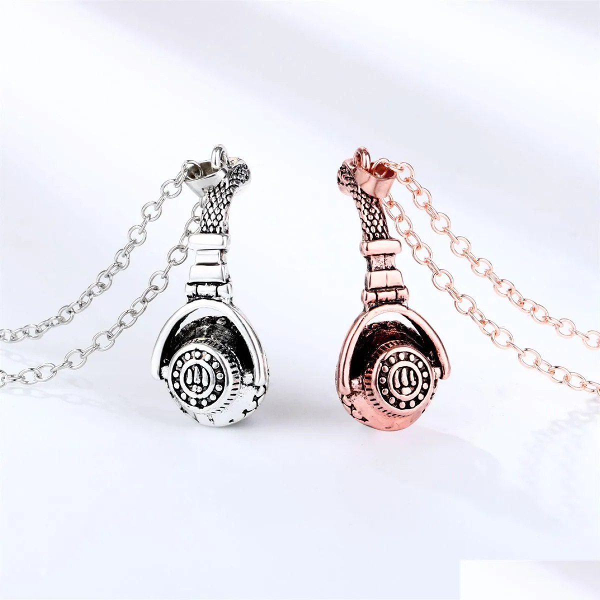 Fashion Earphone Magnet Pendant Necklace Alloy Necklace Creative Men and Women Valentine`s Day Gift Jewelry