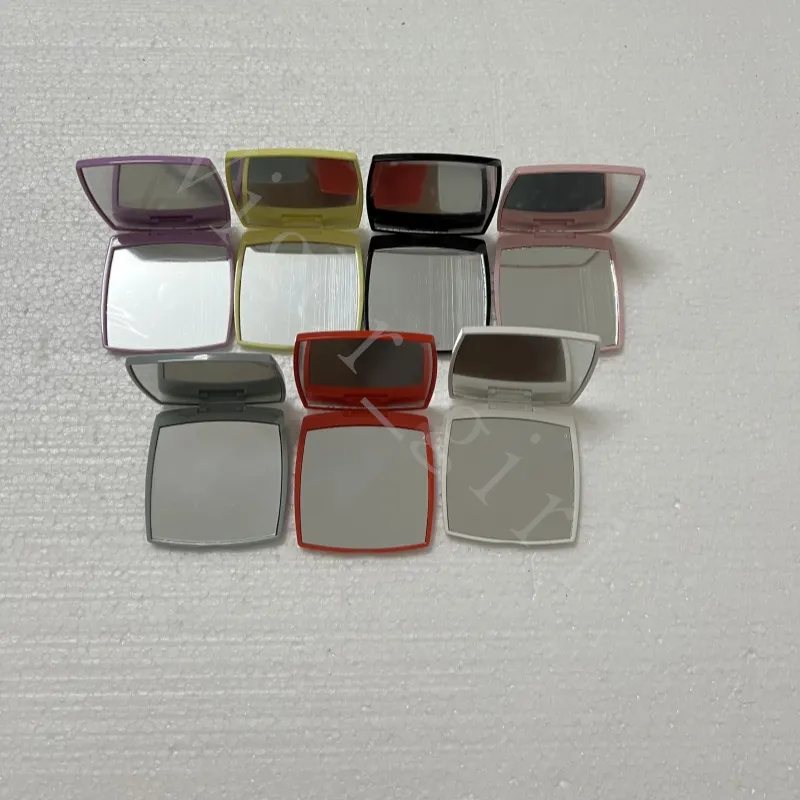 New Pink White Black Red Yellow Purple Green Compact Mirrors Brand Folding Compact Face Mirrors with Dust Bag Mirror Black Portable Classic Makeup Tools Engrave Logo