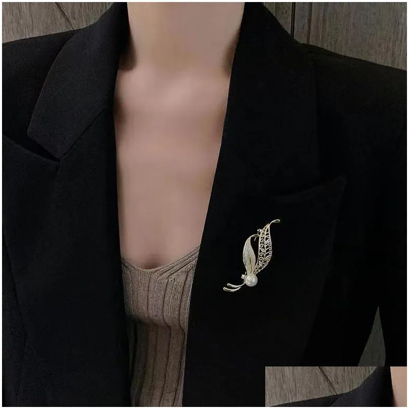 creative pearl dragonfly leaf brooches for women anti-glare clothing pins jewelry accessories ladies corsage decoration