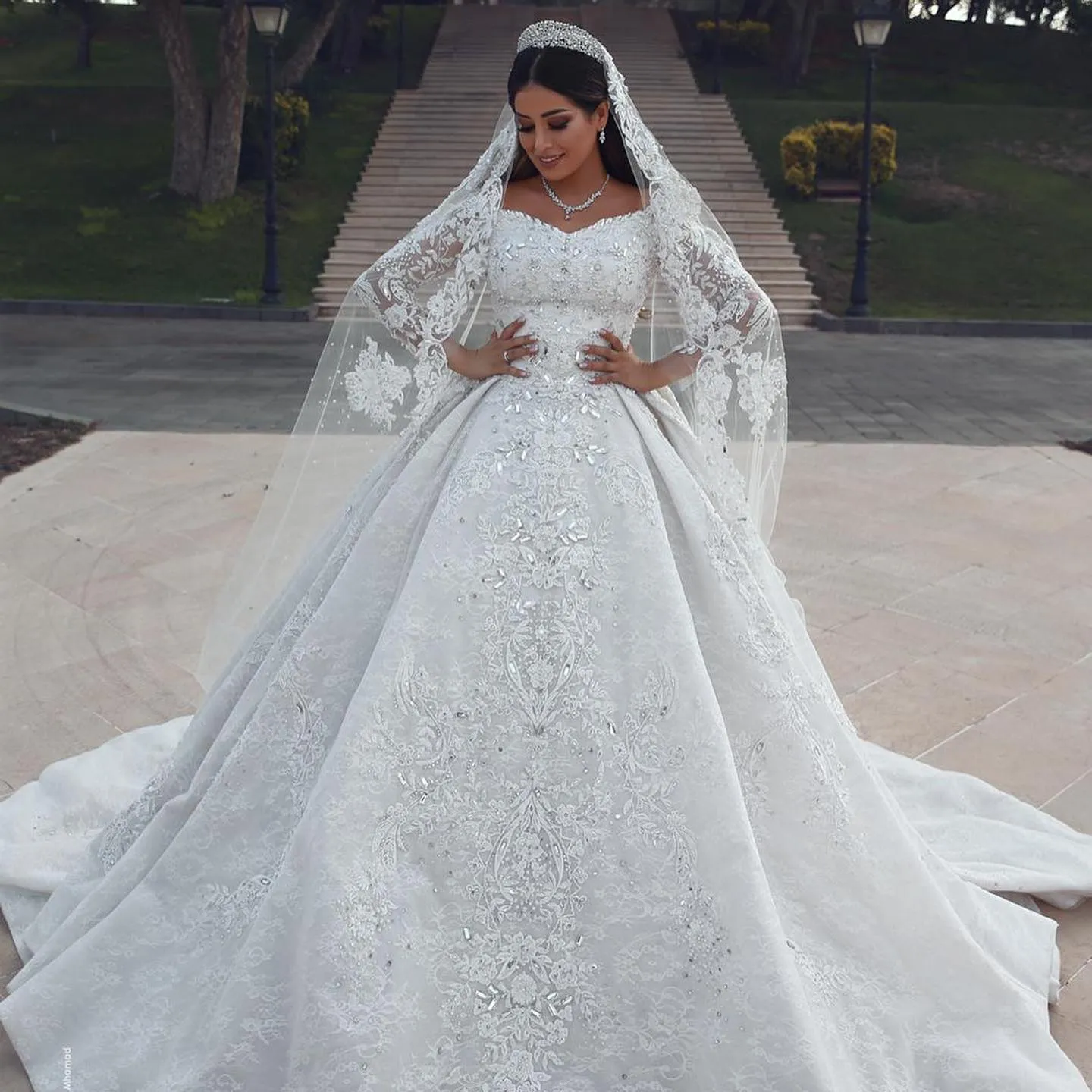 2023 Luxury Ball Gown Wedding Dress Off Shoulder Long Sleeves Dubai Lace Appliques Crystal Bridal Gowns Custom Made Princess Vestidos De Novia