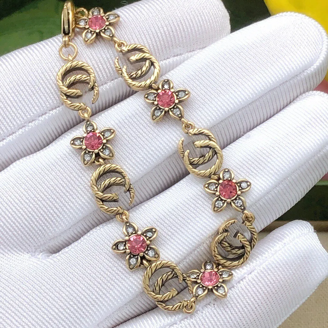 Luxurys designer Cuff Bracelets Bangles For Women Fashion Jewelry Charm Jewelry Accessories Trendy Elegant Classic