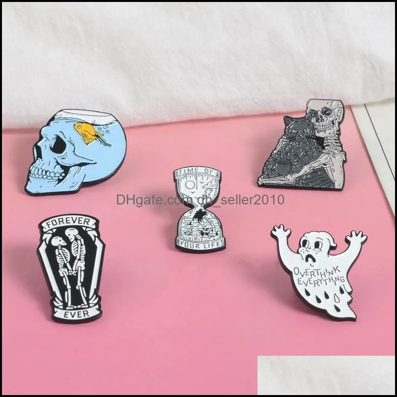 Animal Cat skull Embrace Enamel Brooch Badge Denim Shirt Bag Cartoon Pin Punk Dark Jewelry Gift 6156 Q2