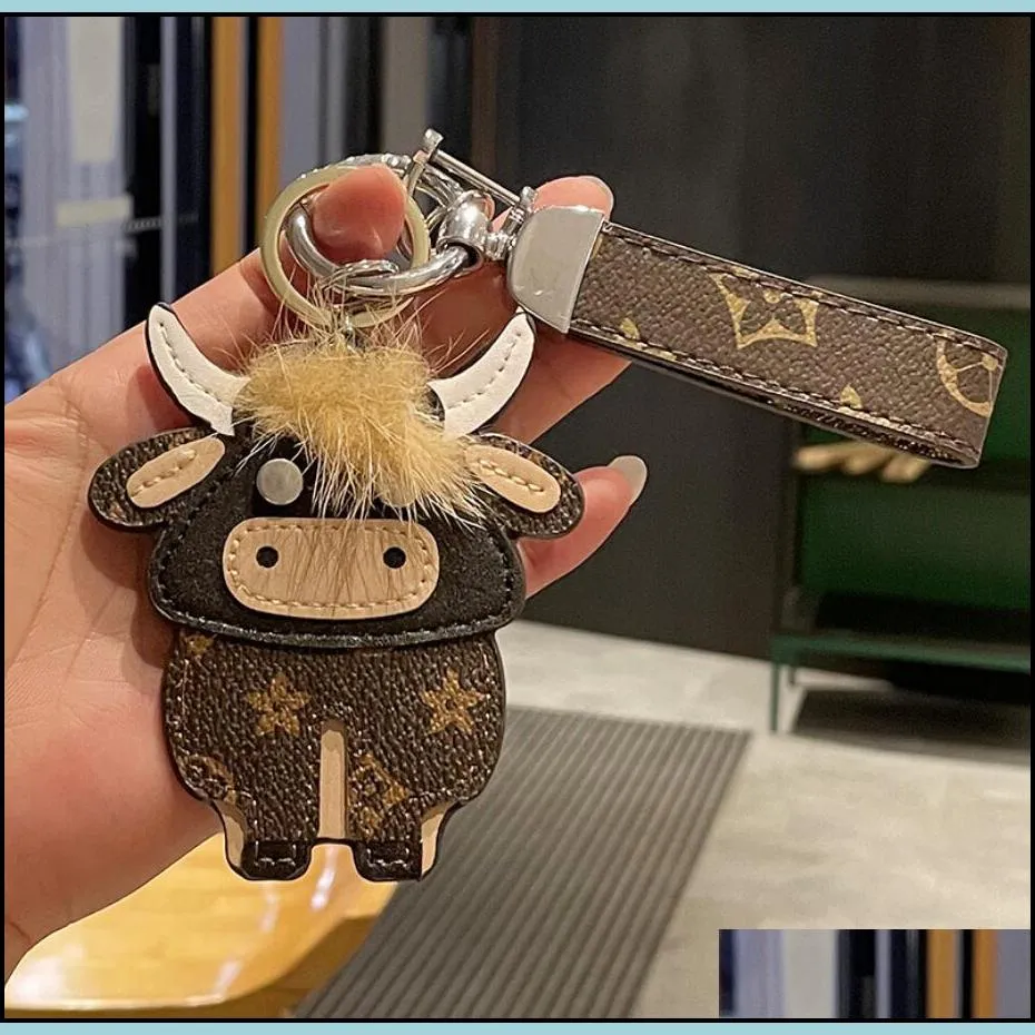 4 styles Retro Brand Designer Keychain Brown for Men and Women Classic Key Ring Car Backpack Cellphone Pendant Cartoon Cow Printing Calf PU Leather Key