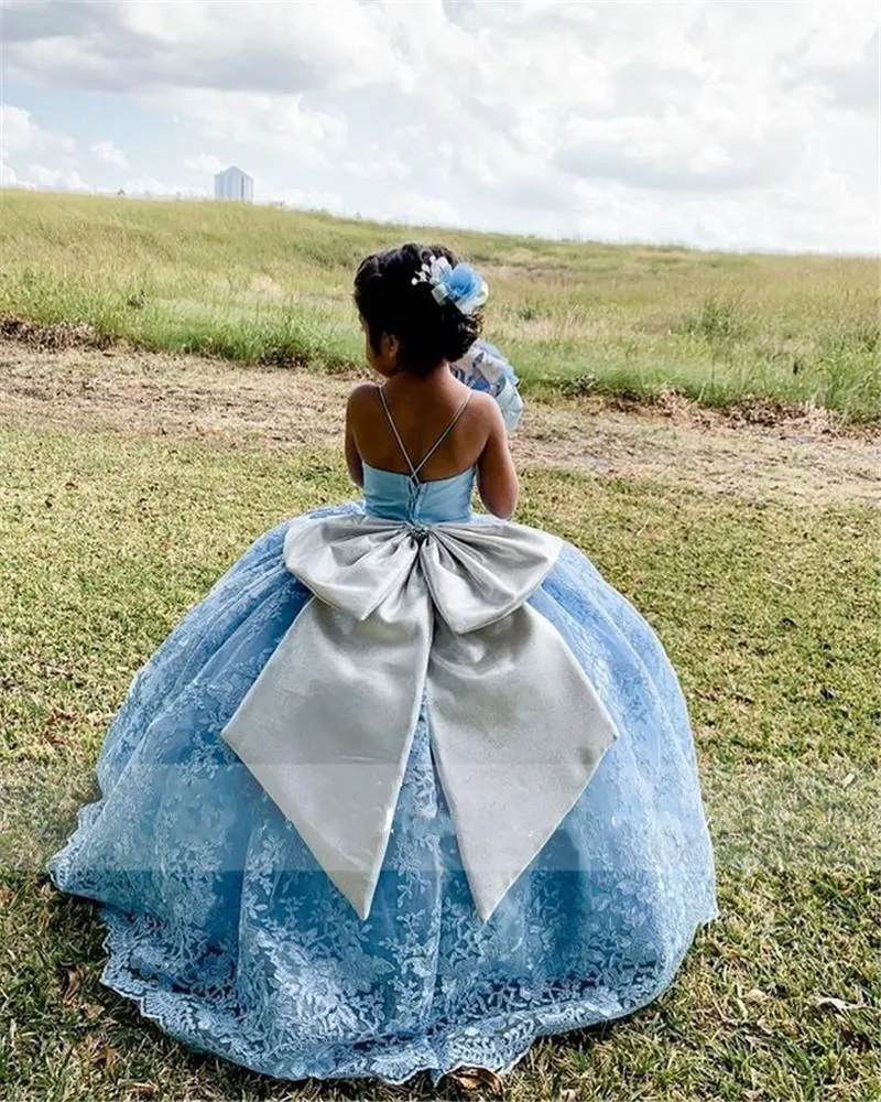 2022 Lovely Light Blue Flower Girls Dresses For Weddings Spaghetti Straps Lace Appliques Tulle Sleeveless Big Silver Bow Princess Kids Birthday Girl Pageant Gowns