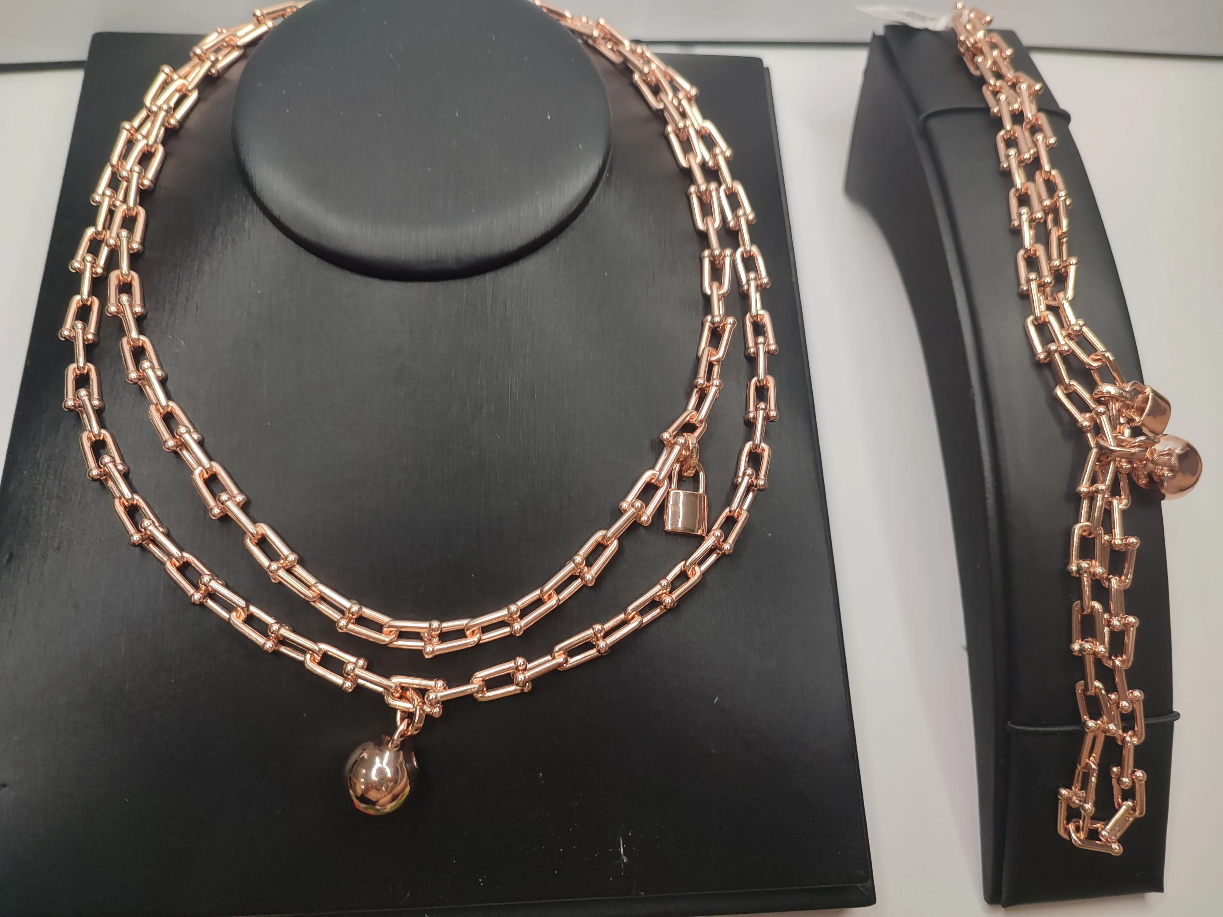 2023 Gold Silver Silver Armband Halsband Boll Lock Horseshoe Hardware Ring Fashion Jewelry Designer Chain For Women Män Par Armbandörhängen Bröllopsfest flickor