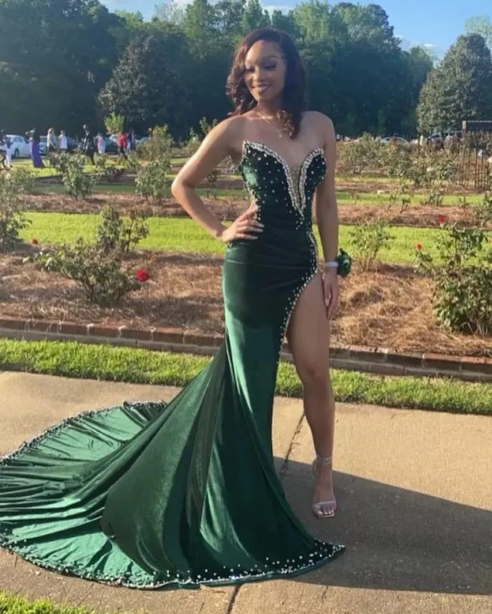 Stunning Green Velvet Mermaid Prom Dresses Beaded Plunging Neck Side Split Rhinestones Evening Gowns Sweep Train Plus Size Birthday Party Formal Wear