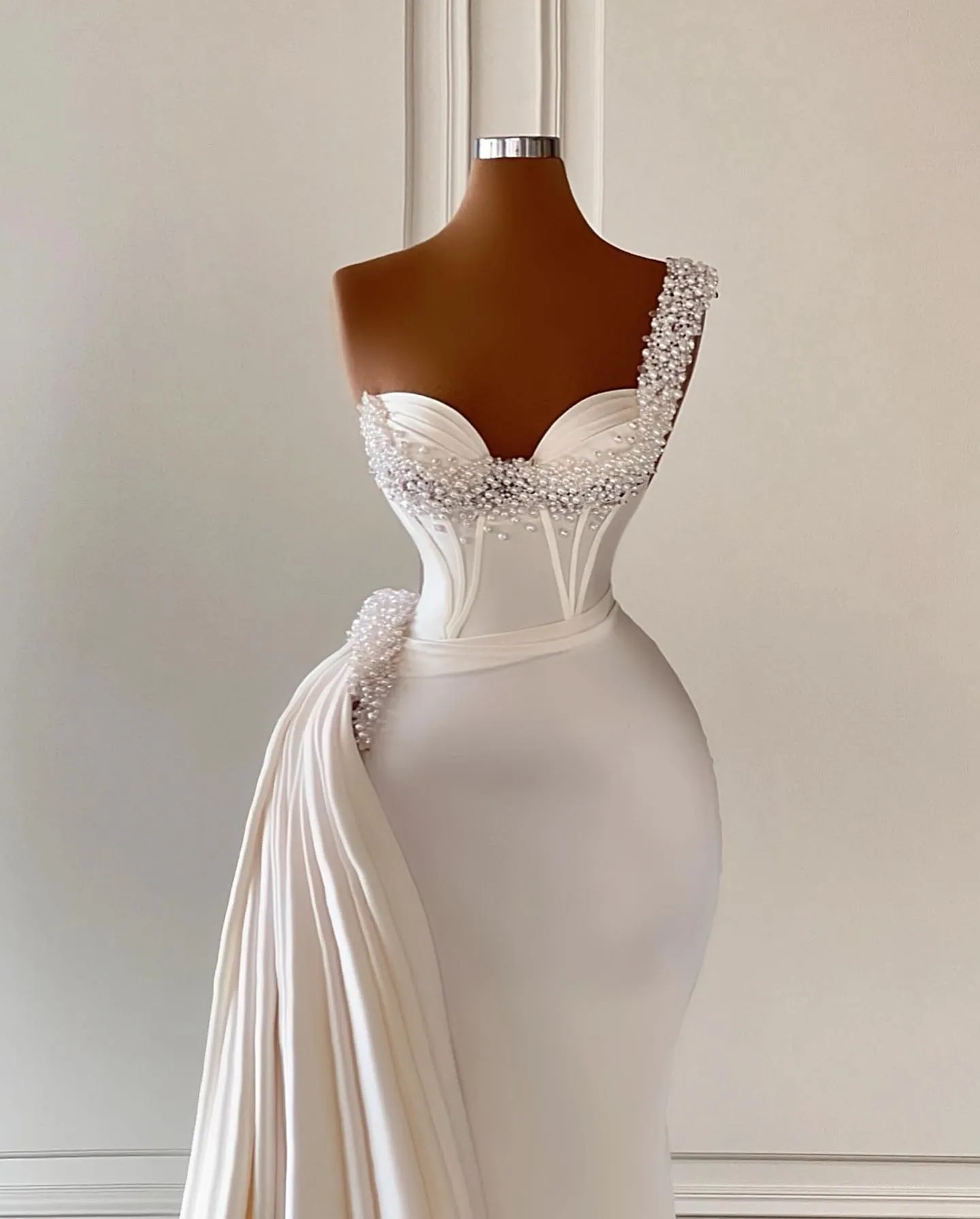 Luxury New Arrival Evening Dresses Sweetheart One Shoulder Sleeveless Lace Floor Length Beaded Pearls Satin Sequins Appliques Prom Dress Formal Plus Size Tailored