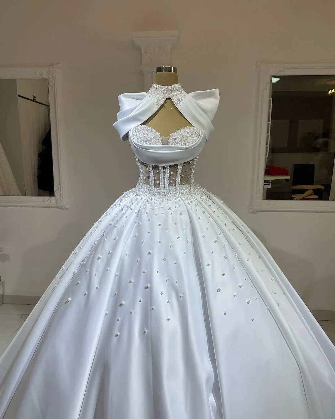 Luxurious Ball Gown Wedding Dresses Halter Sleeveless with Pearls Hollow Design Backless High Grade Stain Floor Length Custom Made Plus Side Vestidos De Novia