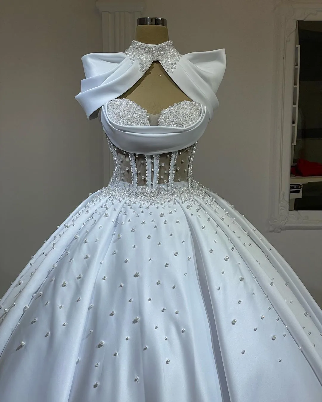 Luxurious Ball Gown Wedding Dresses Halter Sleeveless with Pearls Hollow Design Backless High Grade Stain Floor Length Custom Made Plus Side Vestidos De Novia