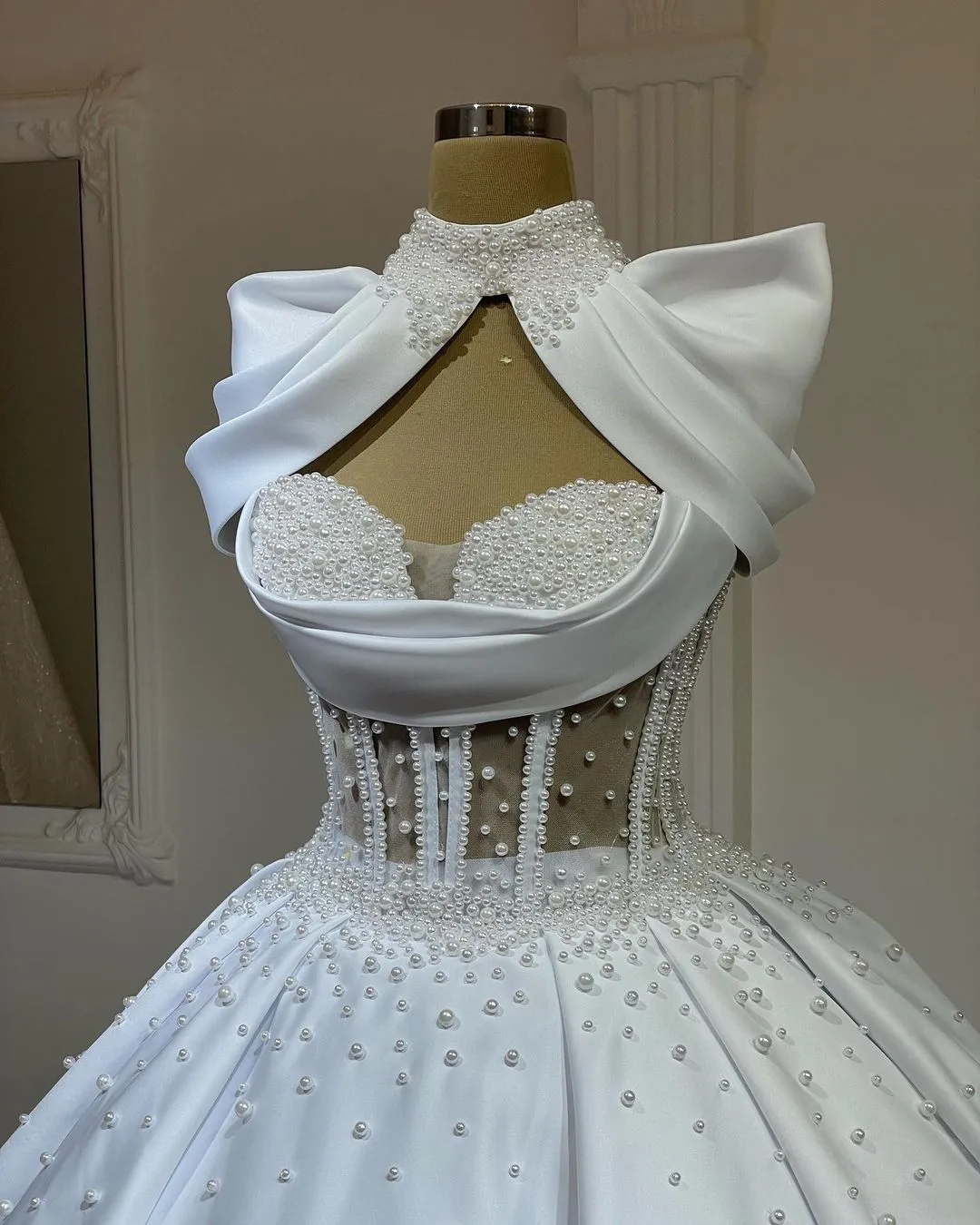 Luxurious Ball Gown Wedding Dresses Halter Sleeveless with Pearls Hollow Design Backless High Grade Stain Floor Length Custom Made Plus Side Vestidos De Novia