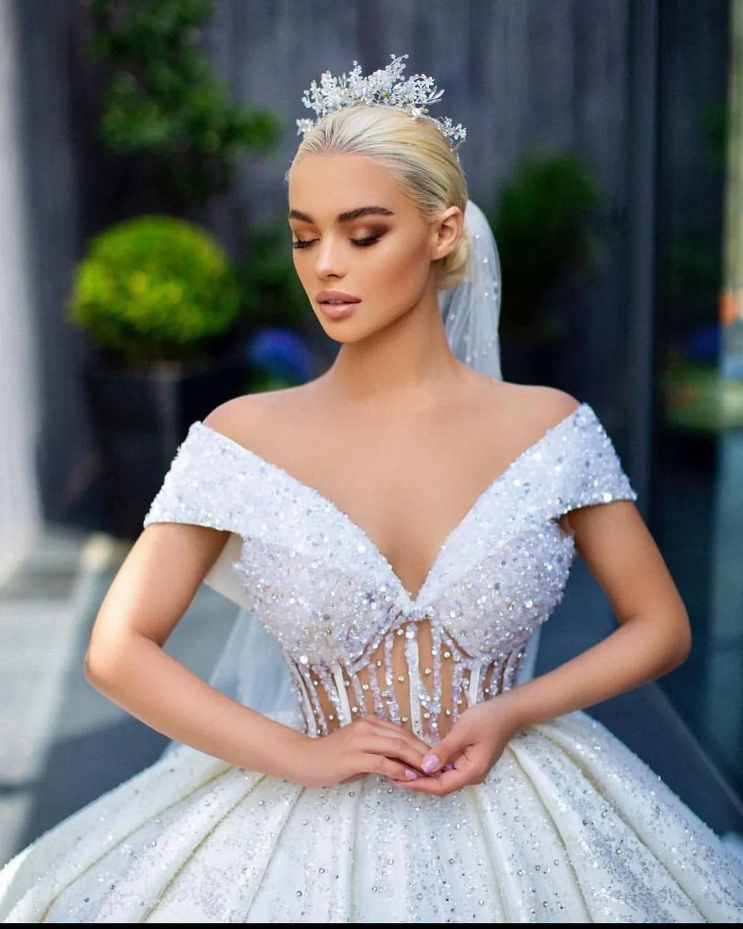 Luxurious Ball Gown Wedding Dresses V-neck Off the Shoulder Backless with Shining Beaded Illusion Bodice Court Gown Custom Made Plus Side Vestidos De Novia