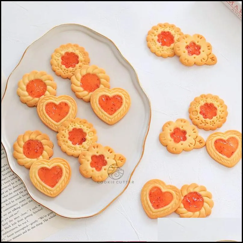 valentine s day sand biscuit mould 3d cookie pressing flower love heart fruit animal cat christmas shape baking tools 220601