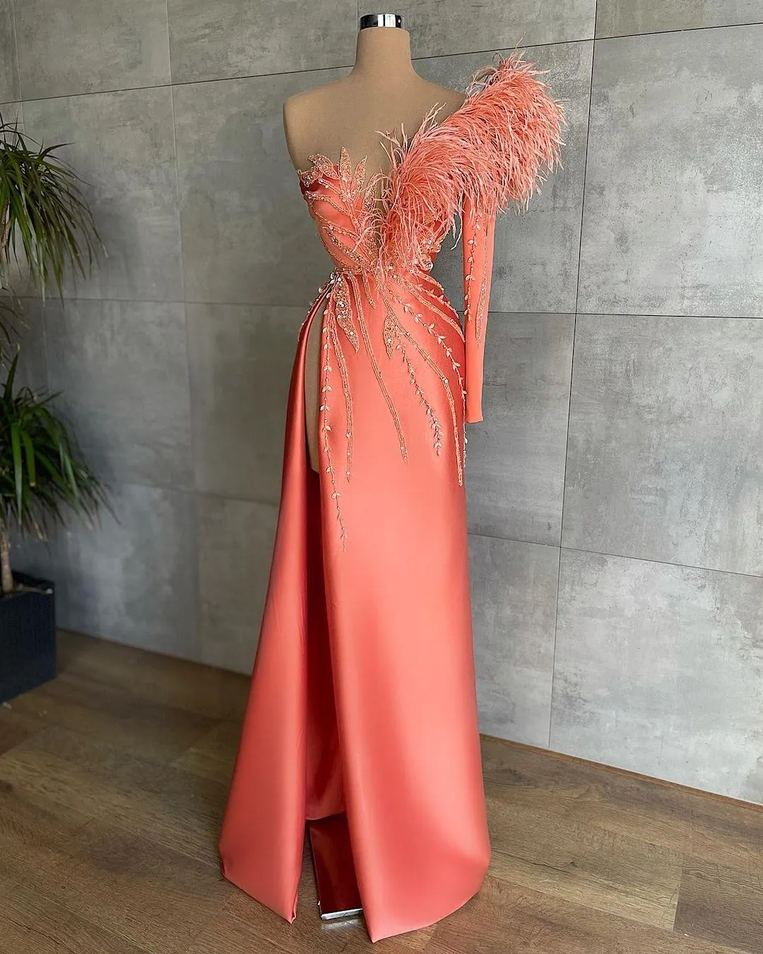 2022 Sexy Prom Dresses Feather Crystal Beads One Shoulder Long Sleeve Side Split Satin Floor Length Mermaid Evening Party Gowns Special Occasion Wears