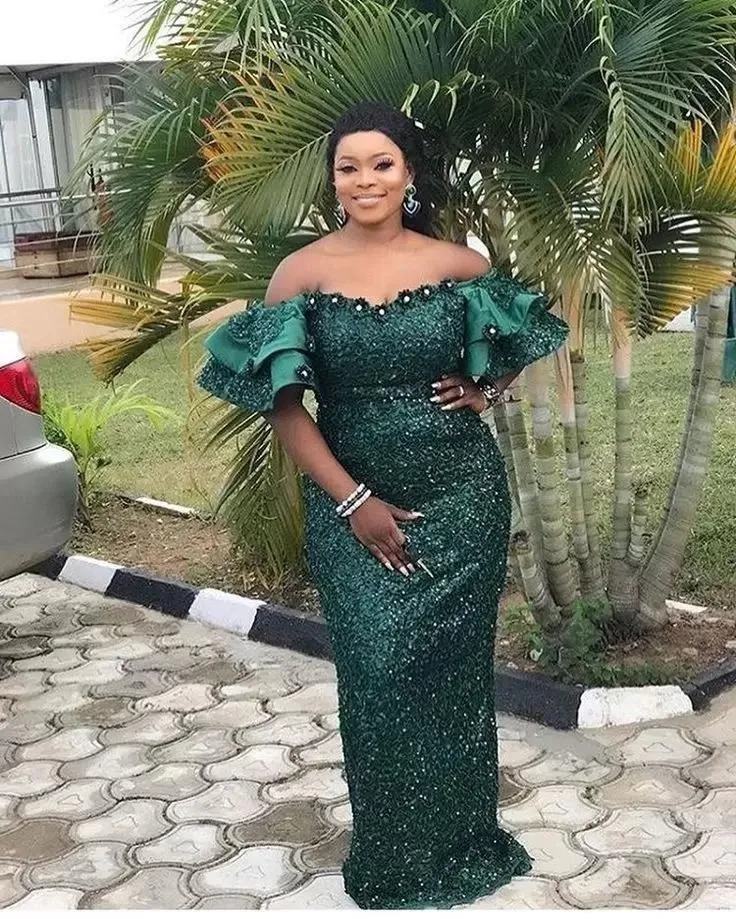 2023 Elegant Mother Of The Bride Dresses Dark Green Off Shoulder Short Sleeves Lace Appliques Beads Ruffles Mermaid Party Evening Wedding Guest Gowns