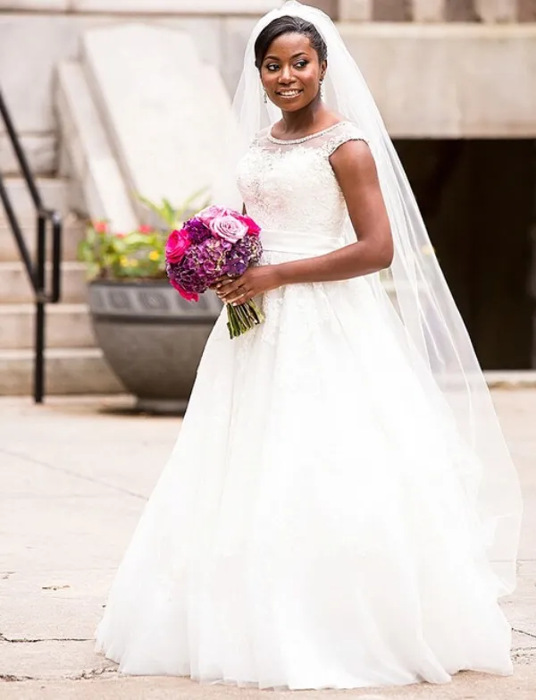Heißer Verkauf Kappenärmel Brautkleider Kristalle Perlen Sheer Hals Vintage Spitze Appliques Brautkleider Plus Größe Afrikanische Bräute Kleid mit Schärpe