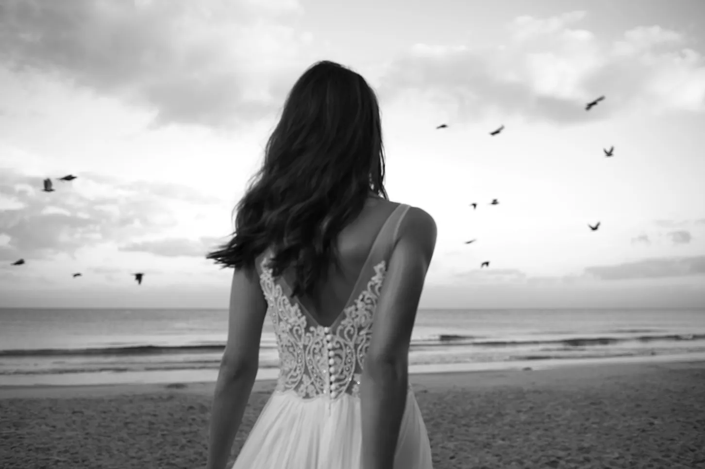 2018 Lihi Hod Beach Wedding Dresses Deep V Neck Lace Applique Beads Bridal Gowns Sweep Train Vintage Chiffon Wedding Dress Hottest