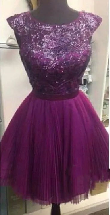 Affascinanti abiti sexy a linea corta viola da ballo senza maniche con scollo a barchetta tagliato sul retro Abito da damigella d'onore con paillettes trasparenti in chiffon Go208R