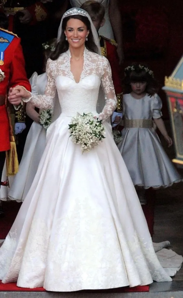 Impresionantes vestidos de novia Kate Middleton Vestidos de novia modestos reales Encajes Mangas largas Volantes Tren de la catedral por encargo Novias de alta calidad