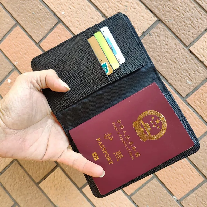 Moda C donna Borsa passaporto modello classico nero PU pacchetto di carte borse portaoggetti uomini e donne articoli WOGUE preferiti Regali VIP214l