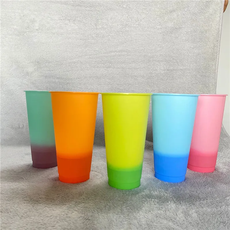 Tumbler 24oz 700ml Spot Çevre Koruma PP Sıcaklığa Duyarlı Soğutma Plastik Saman Kapalı Kahve Su Kupası Renk CH325C